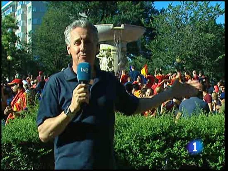 Aficionados españoles festejan la victoria de la selección en el mundial en las las calles y los bares de todo el mundo. RTVE fue testigo de la invasión de camisetas, banderas y caras pintadas en las calles, parques y plazas de Washington, Londres