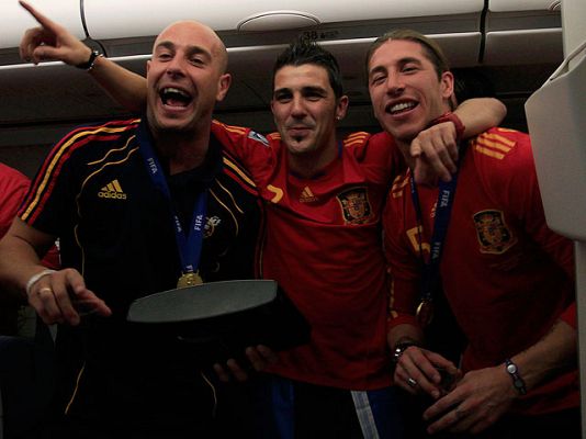  - Fiesta dentro del avión