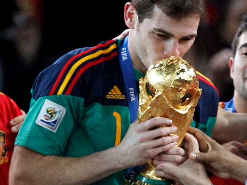 Íker Casillas ha ingresado en el selectísimo club de elegidos para levantar la Copa del Mundo.