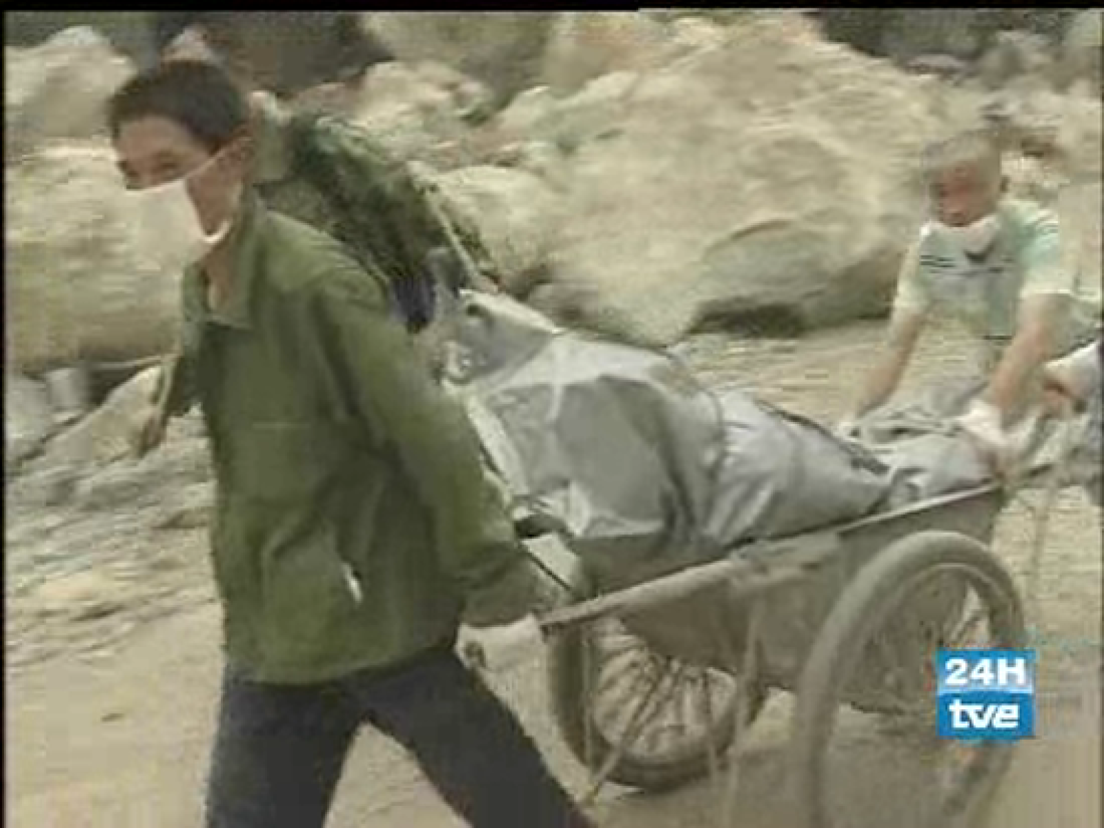 Los equipos de rescate han localizado a más de 60 personas vivas cinco días después del terremoto (18/05/08).