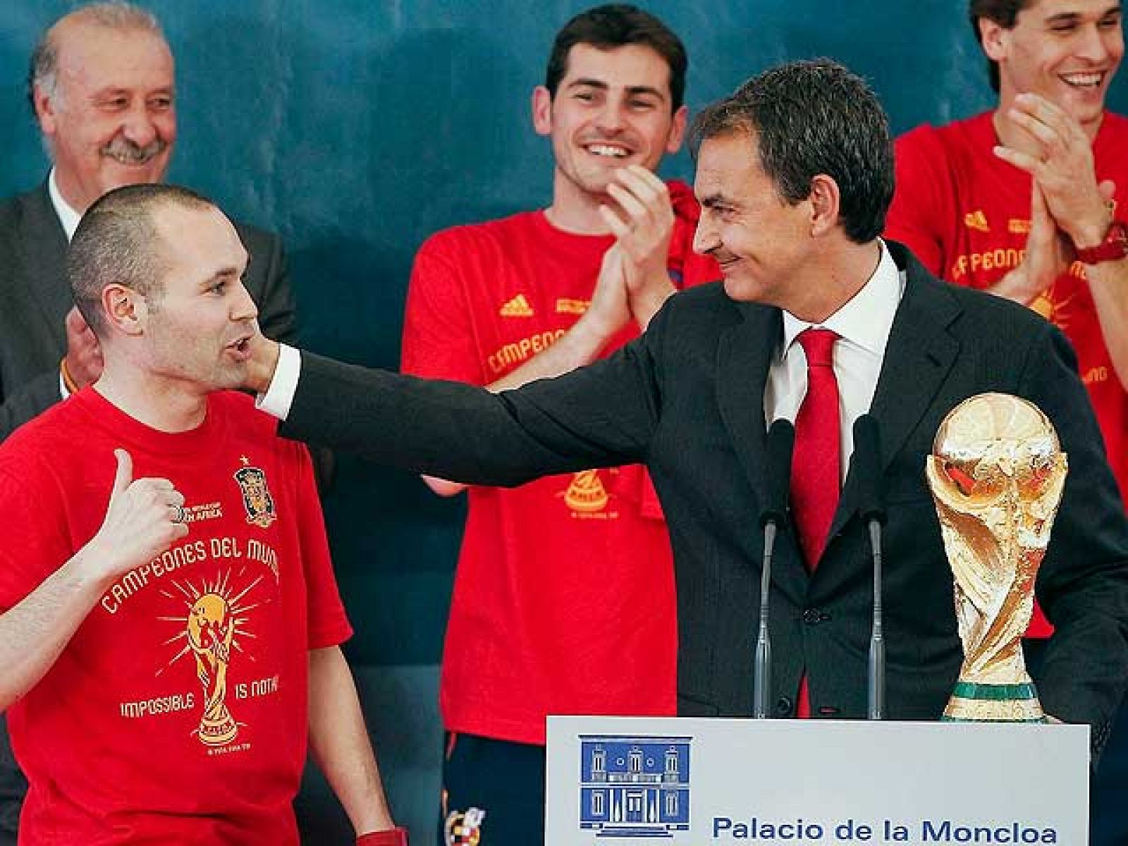Zapatero bota y hace hablar a Iniesta | Ver
