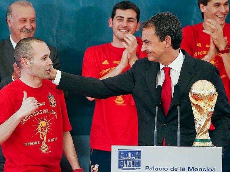 Zapatero bota y hace hablar a Iniesta