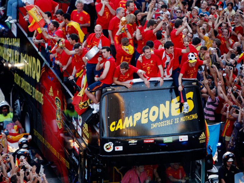 El autobús descubierto ha recorrido las calles de Madrid entre aclamaciones y gritos de júbilo. Jugadores y aficionados han disfrutado de un momento histórico.