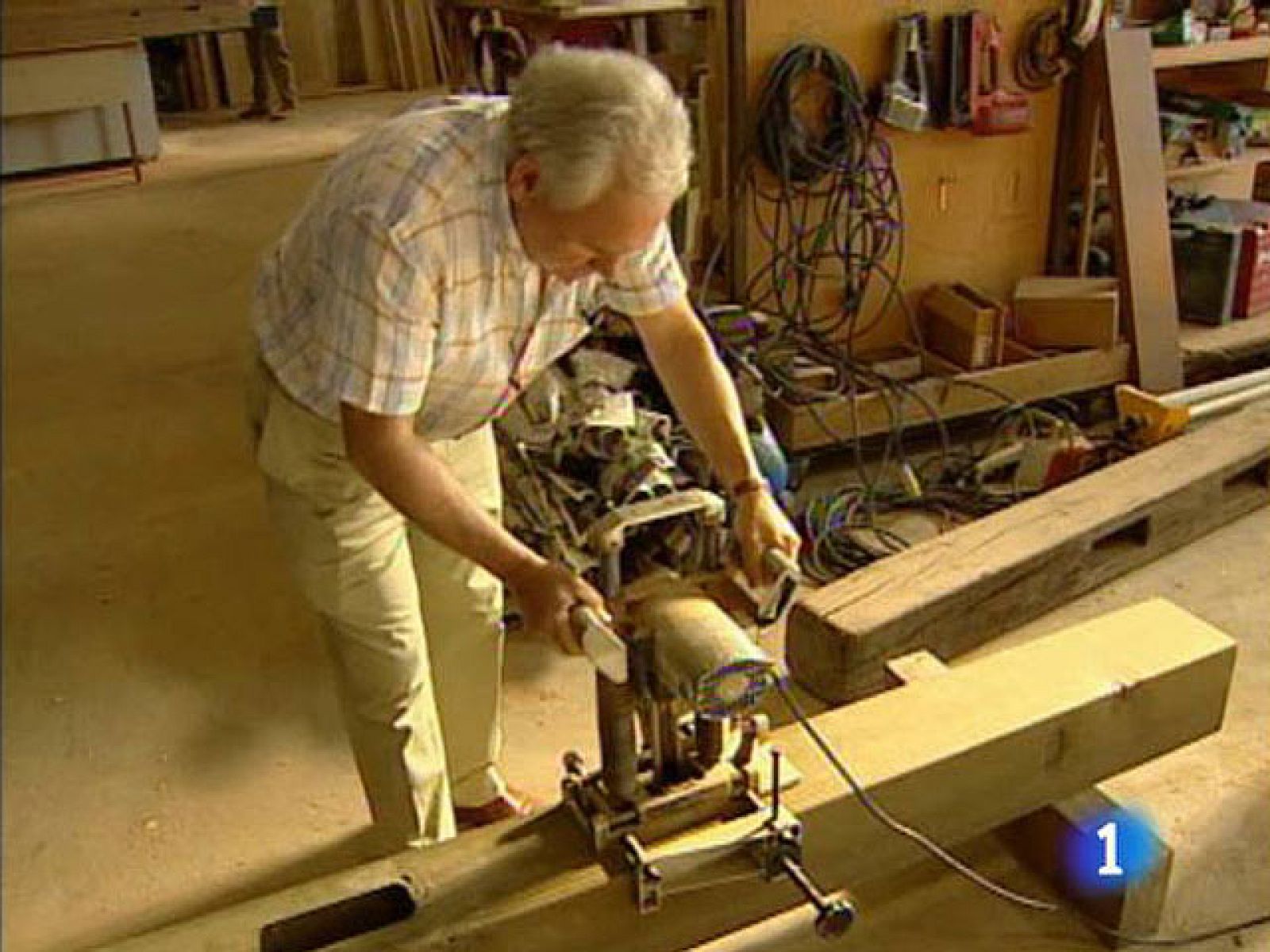 La elaboración de los tablones de madera para el vallado | Ver