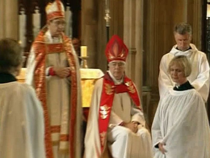 La Iglesia de Inglaterra sigue adelante con la reforma que permitirá a las mujeres ser obispos.