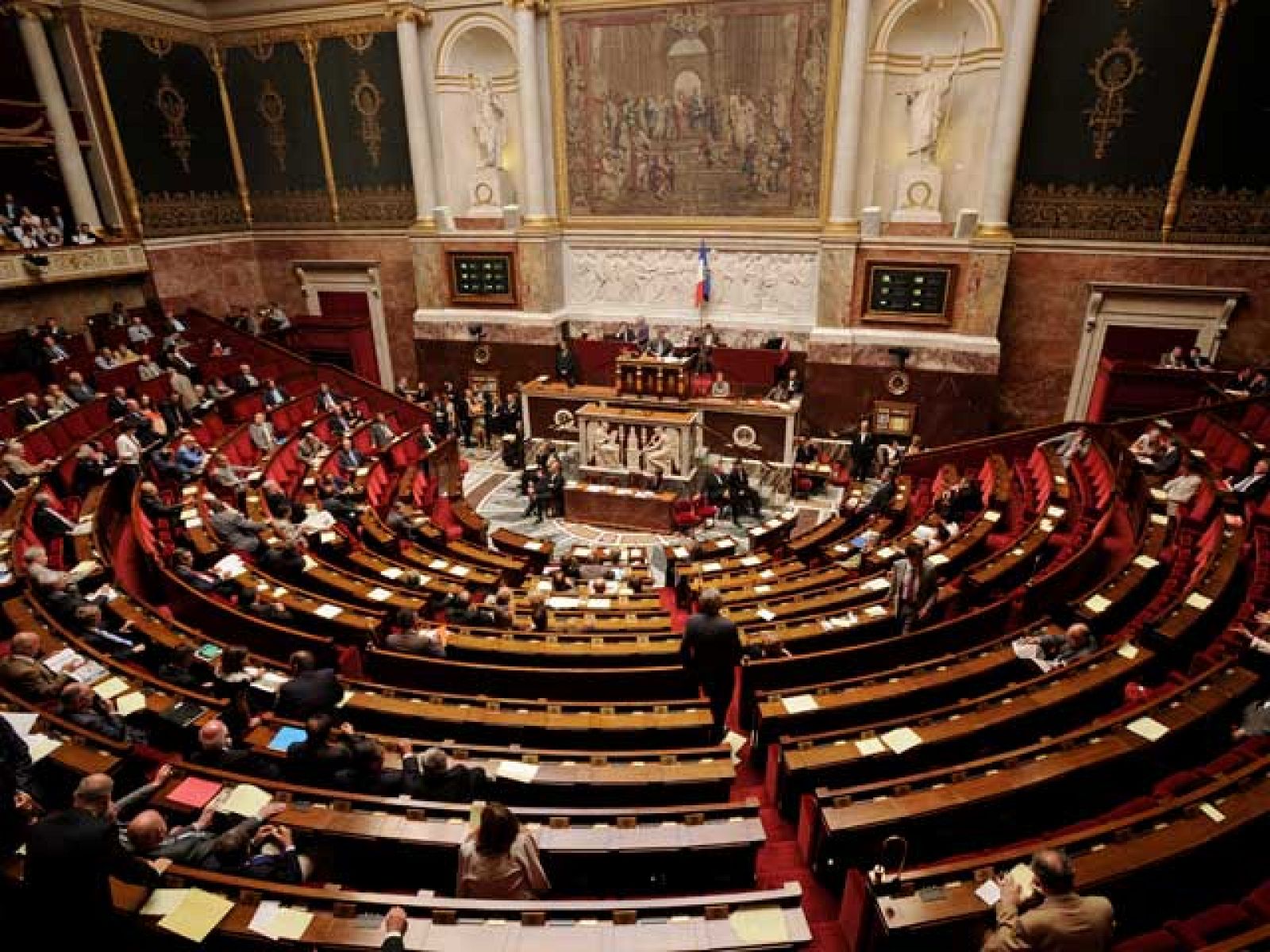 Francia aprueba el proyecto de ley que prohibe el velo integral en los espacios públicos | Ver