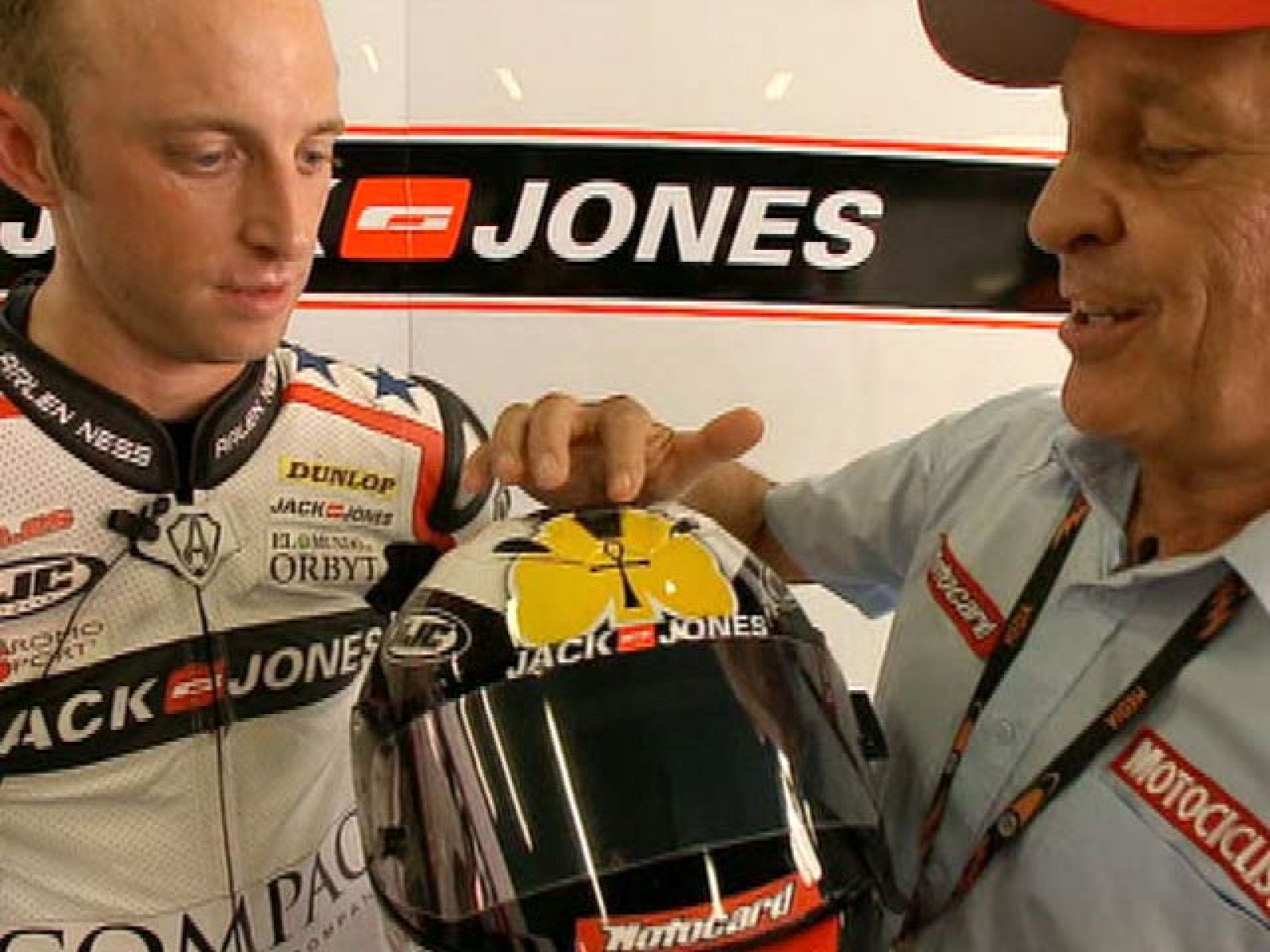 El hijo de Dennis Noyes, Kenny Noyes, utiliza una réplica del casco que empleaba su padre como piloto y probador.