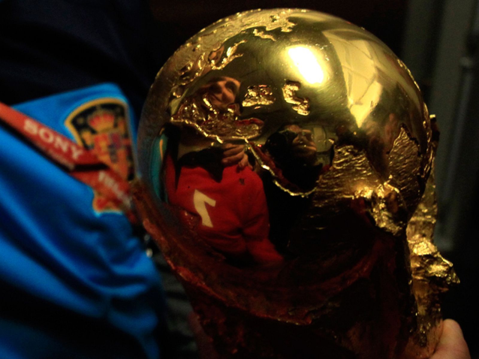 La Copa del Mundo inicia su peregrinaje por distintas localidades españolas para que todo el mundo pueda tocarla y fotografiarse con ella.