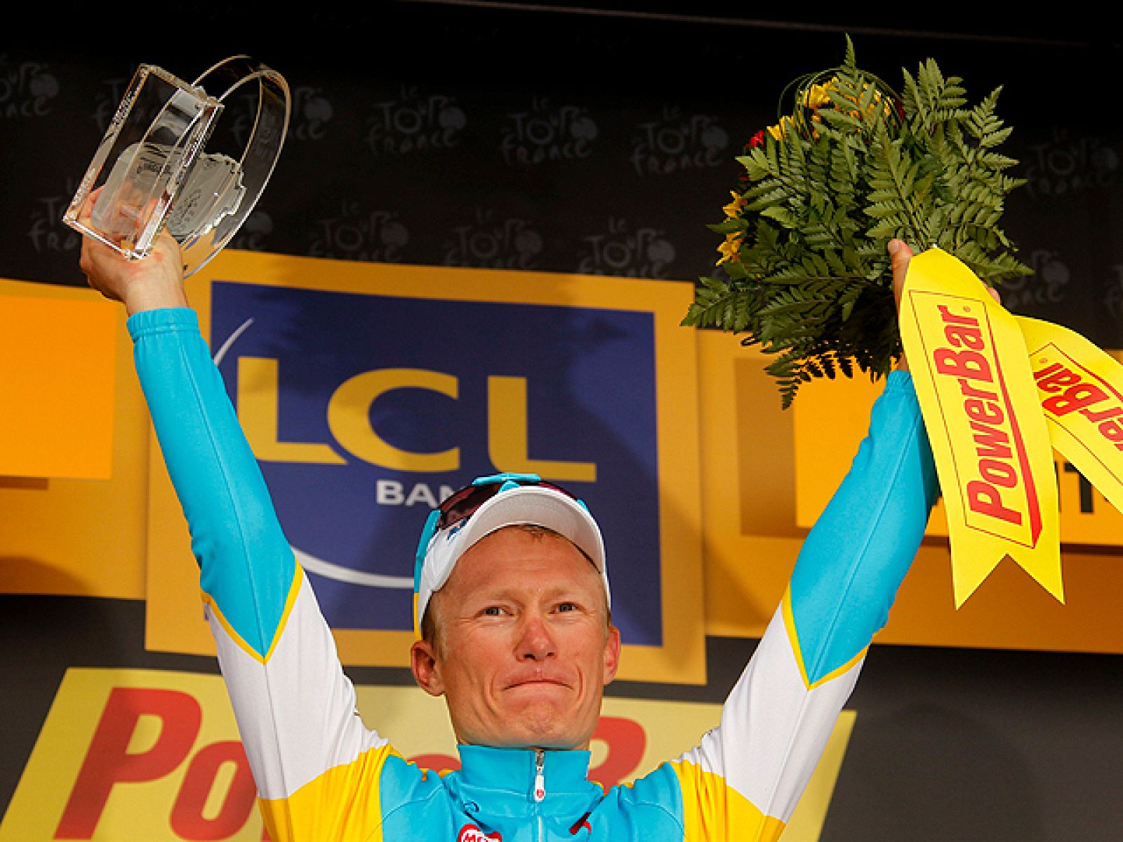 Después de todos los intentos que ha hecho Vinokourov, el kazajo ha podido adjudicarse la ansiada victoria de etapa. Ahora el equipo de Contador tendrá que esforzarse al máximo para asegurar la carrera a su líder.