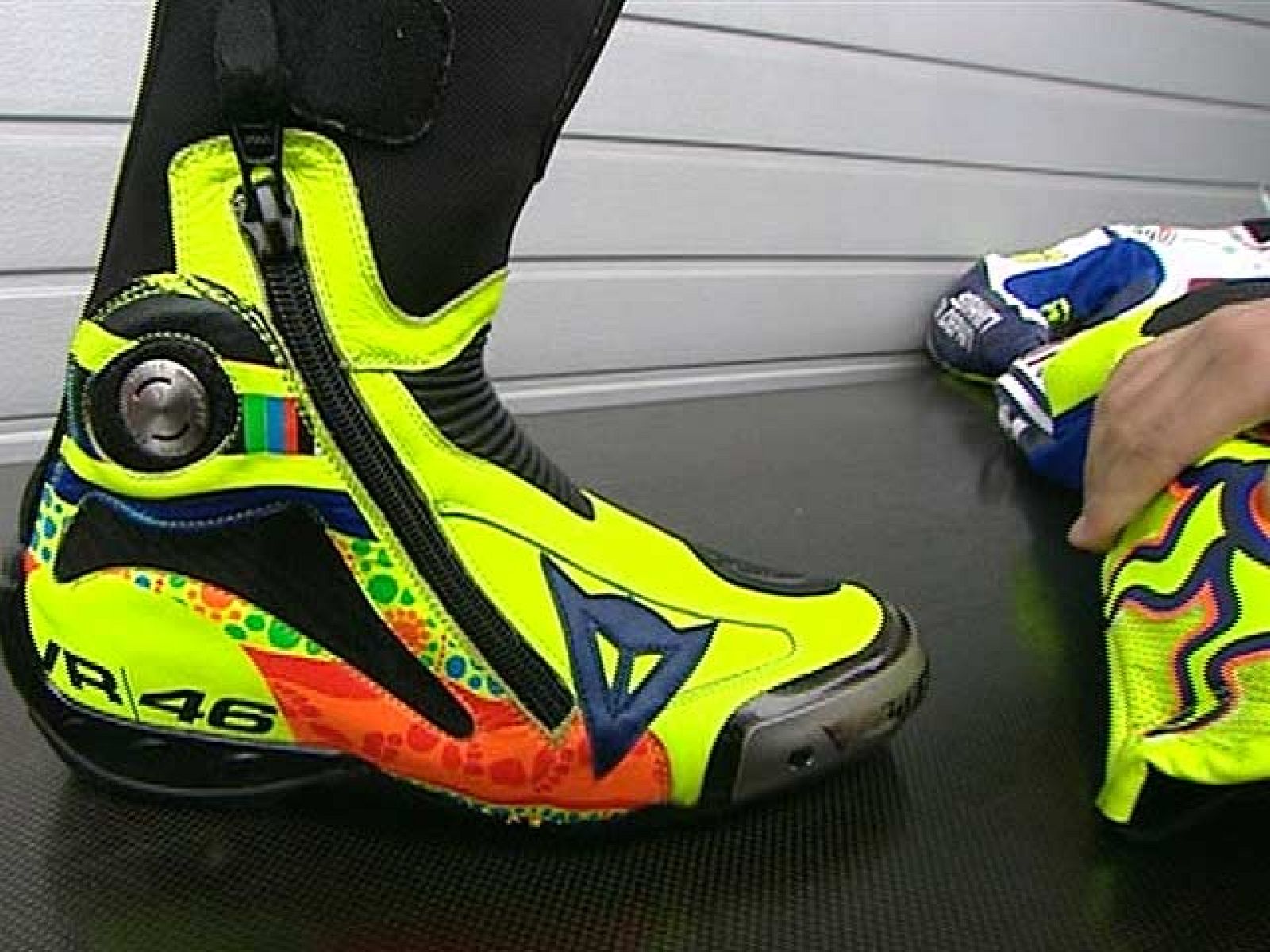 Rossi emplea unas protecciones especiales en su mono y en su bota.