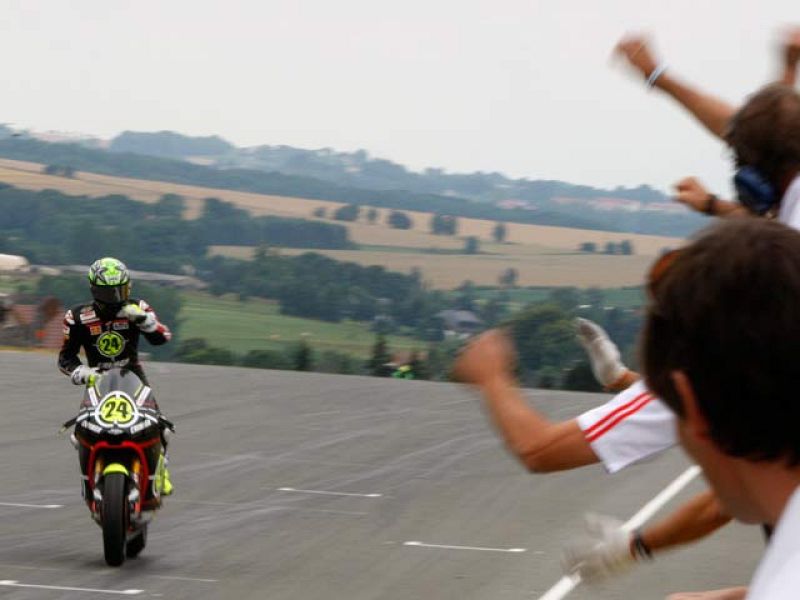 El piloto de Moto2 Toni Elías se ha adjudicado la victoria en Sachsenring después de realizar una remontada casi épica.