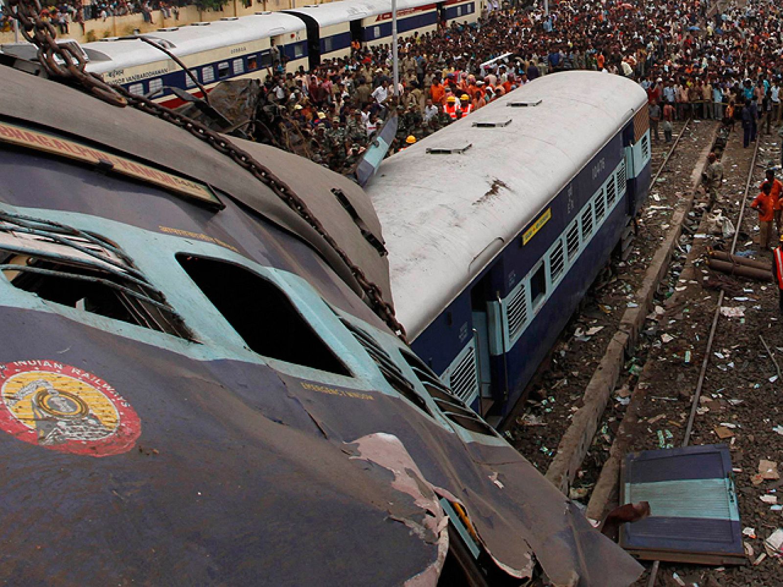Decenas de muertos en un choque brutal de trenes en la India | Ver