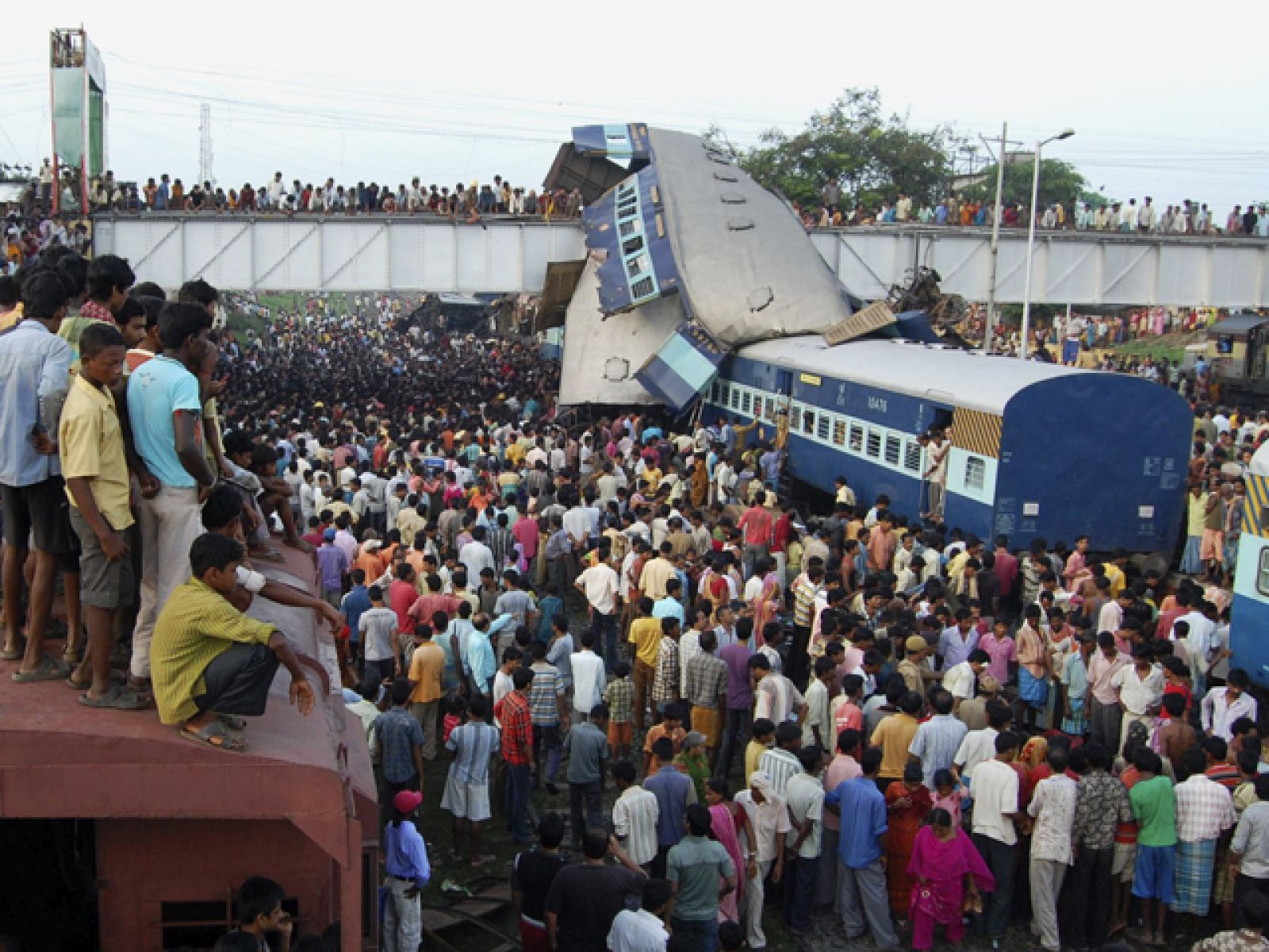 60 personas han muerto y hay 150 heridas a causa de este choque de trenes en la India | Ver