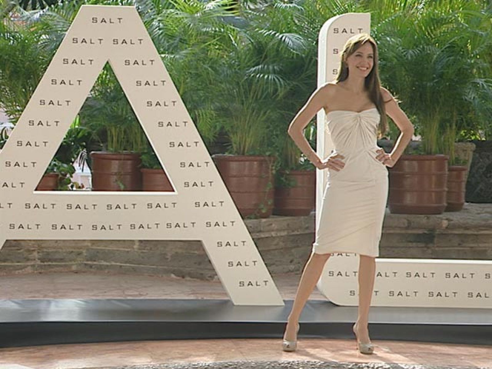 Angelina Jolie regresa a la gran pantalla con "Salt" | Ver