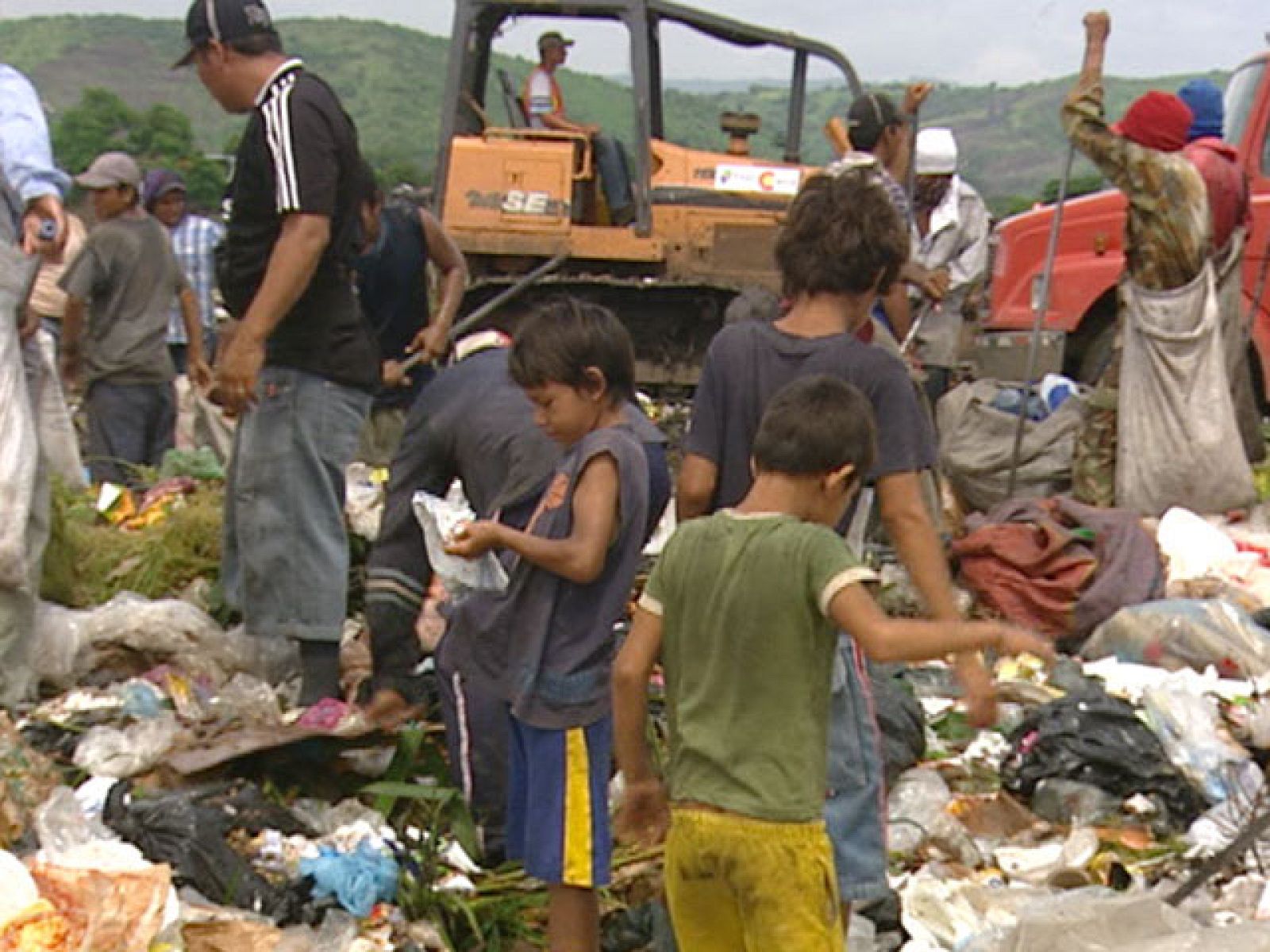 La Chureca, un enorme basurero de Nicaragua, donde familias enteras buscan cada día algo de comer | Ver