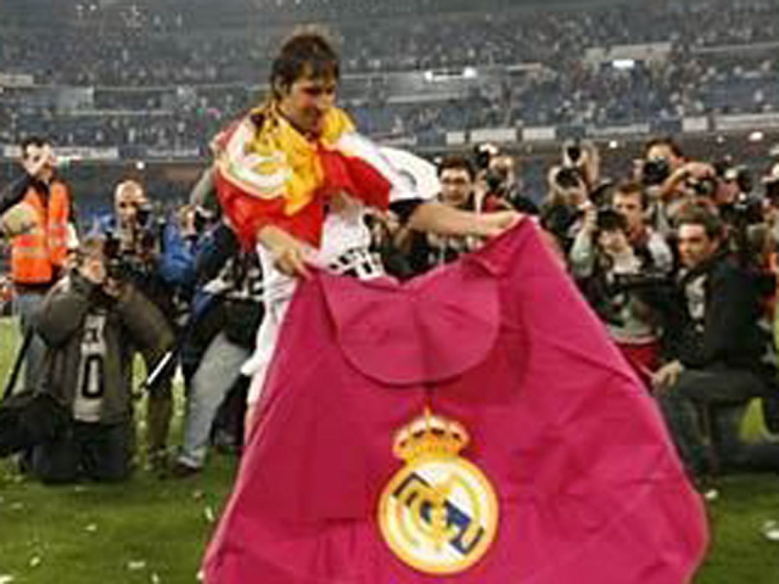 Raúl conquistó la liga de 2001 a pase de torero - Deportes en el Archivo de RTVE | Ver