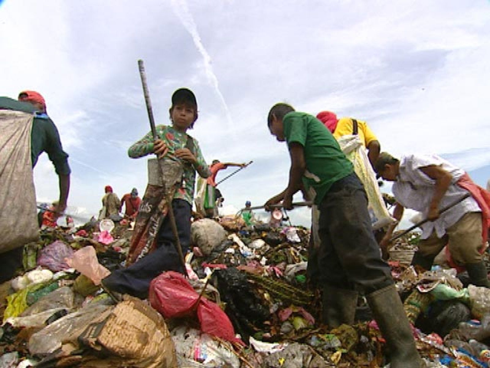 Miles de personas buscan comida en el vertedero de la Chureca | Ver