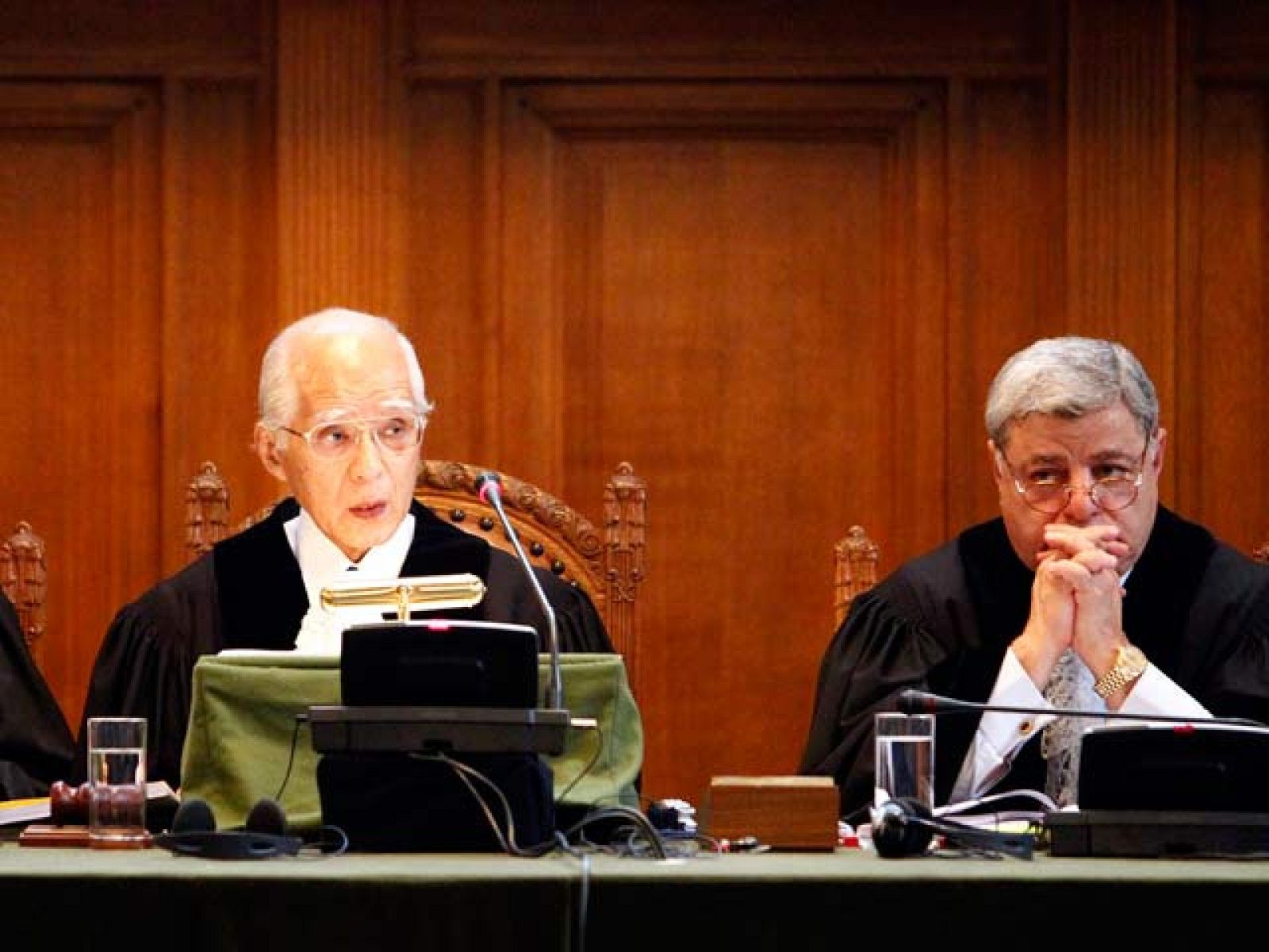 La Corte Internacional de Justicia ha sentenciado que la declaración de independencia de Kosovo sobre Serbia de 2008 no violó ningún principio del derecho internacional.