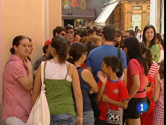  - Multitud de gente va a ver la copa