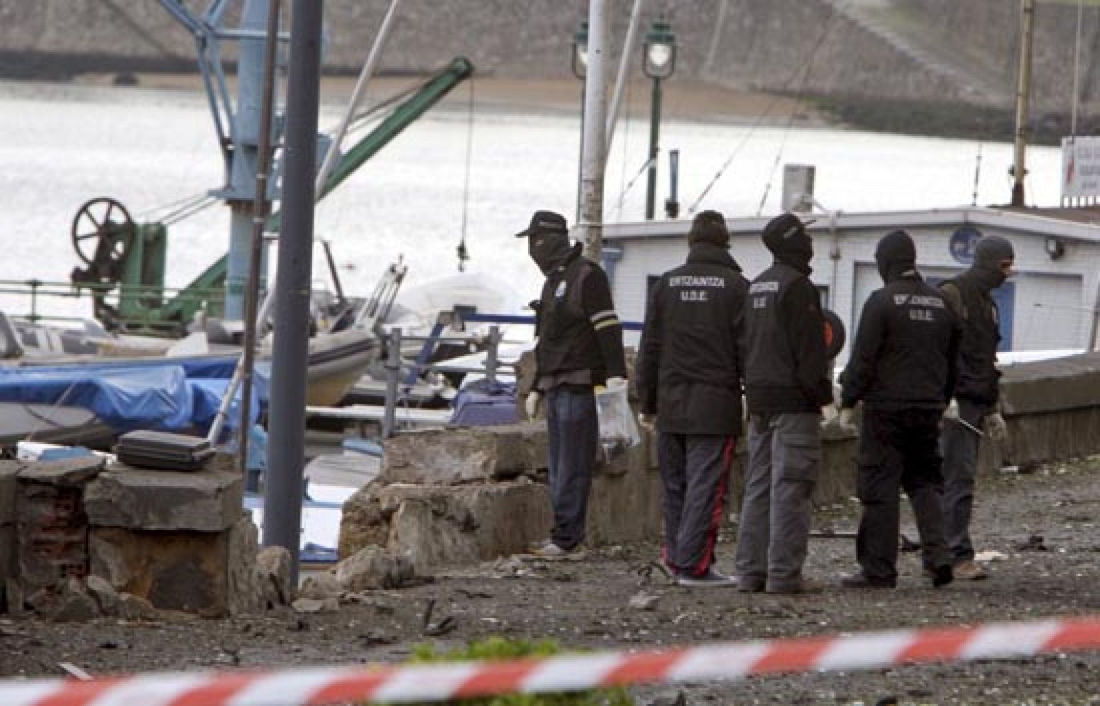 La banda terrorista ETA ha hecho estallar una furgoneta bomba contra el Club Náutico de Getxo.