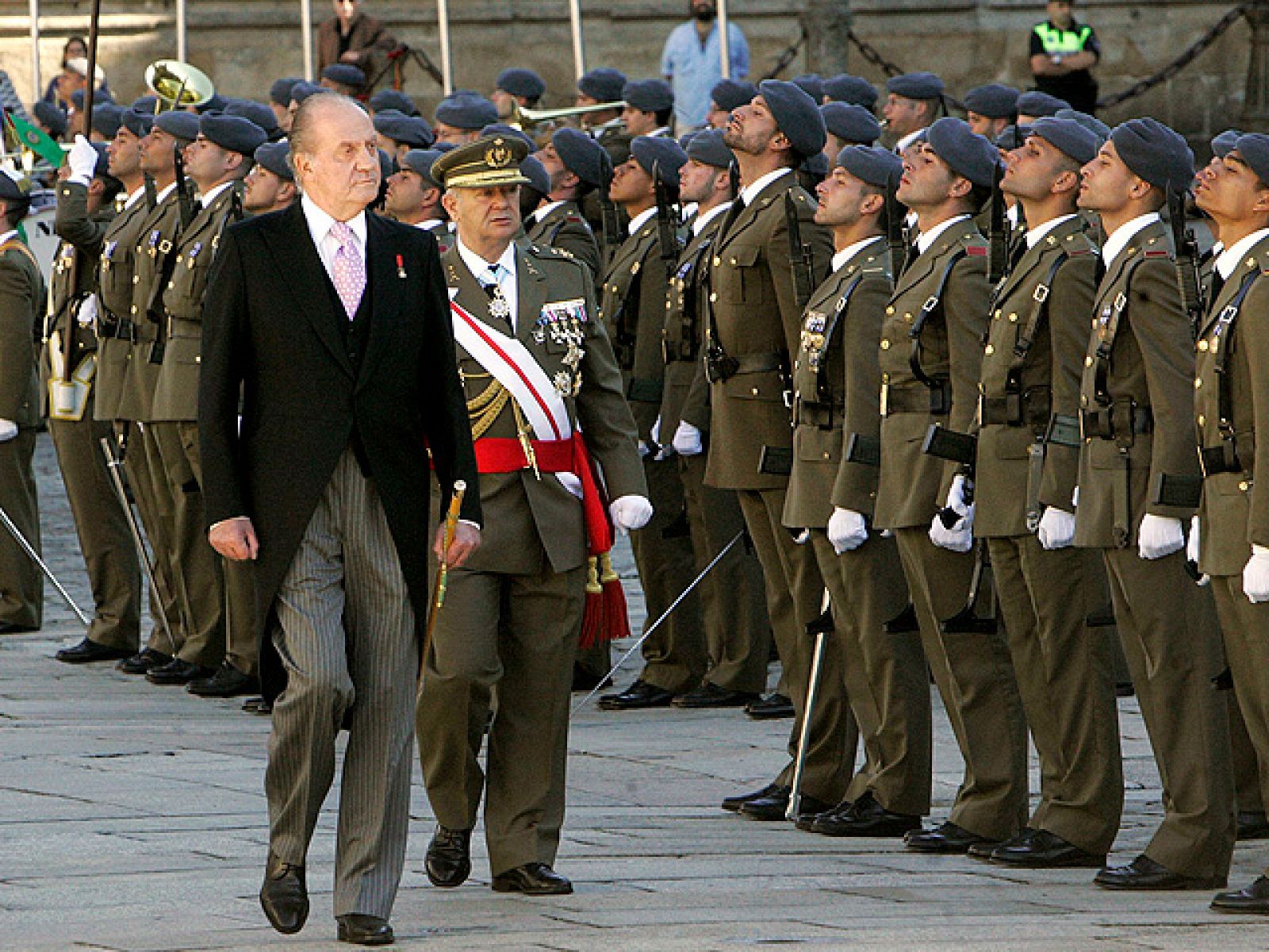 El Rey Don Juan Carlos, acompañado de Doña Sofía, ha realizado este domingo la Ofrenda Nacional al Apóstol Santiago.
