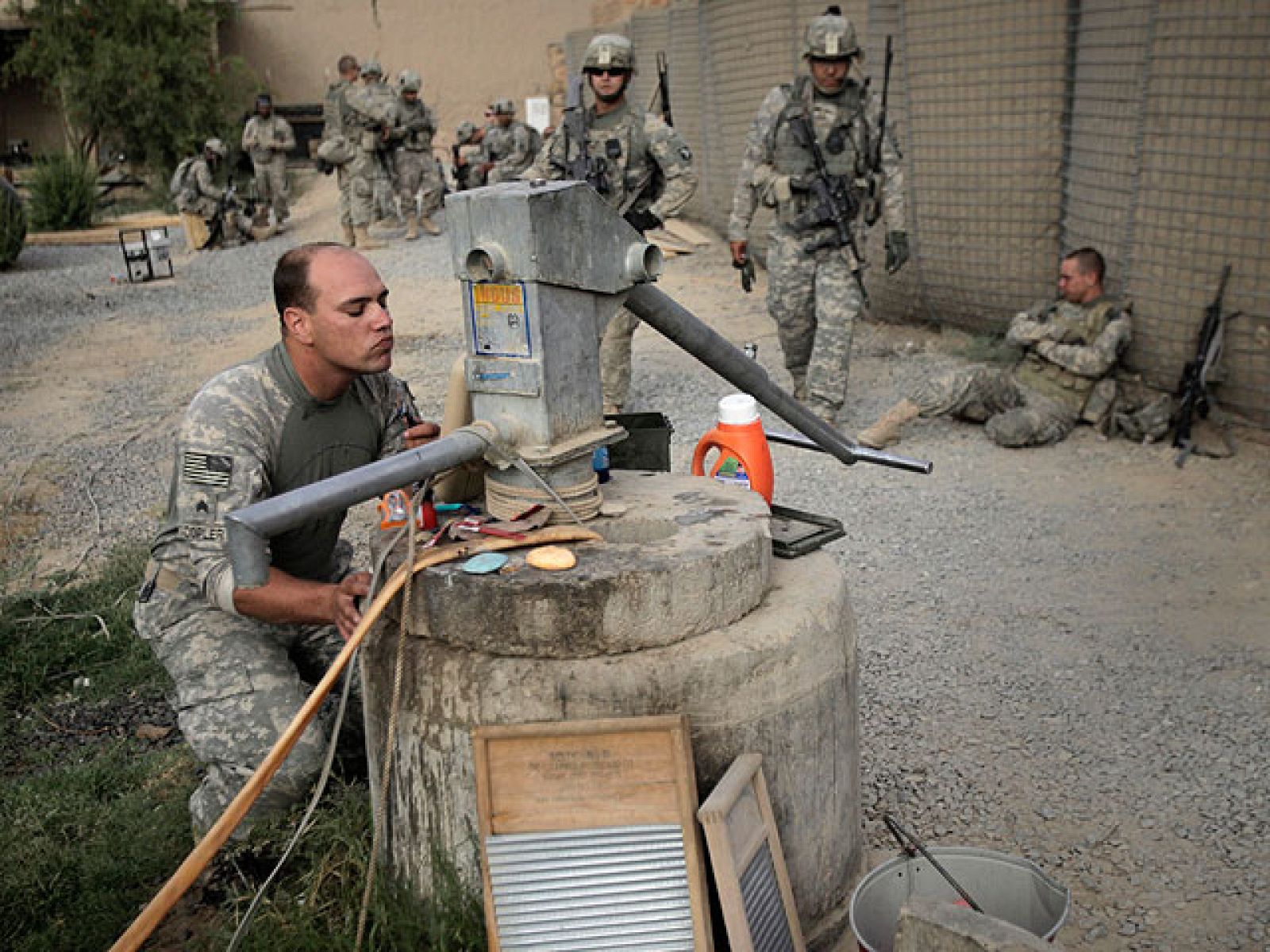 EE.UU. ha condenado las últimas filtraciones de documentos secretos sobre la guerra de Afganistán. El sitio en internet Wikileaks ha filtrado unos noventa mil documentos sobre el tema donde, entre otras cosas, se revelan operaciones encubiertas o mu