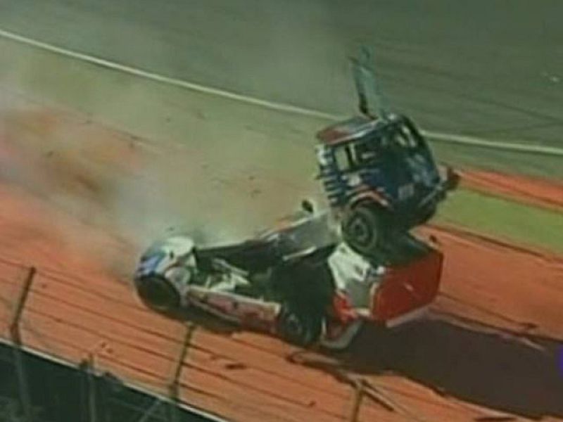 Espectacular accidente de 'monstruos' sobre ruedas | Ver