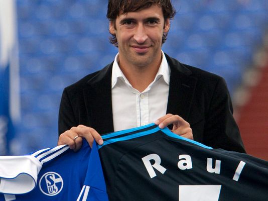  - Raúl viste la camiseta del Schalke