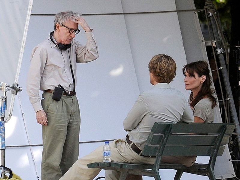 La primera dama francesa, Carla Bruni, está rodando en la capital gala 'Midnight in Paris', su primera película, bajo las órdenes de Woody Allen. En ella, Bruni interpreta a la directora de un museo en un papel secundario. Su marido, Nicolas Sarkozy