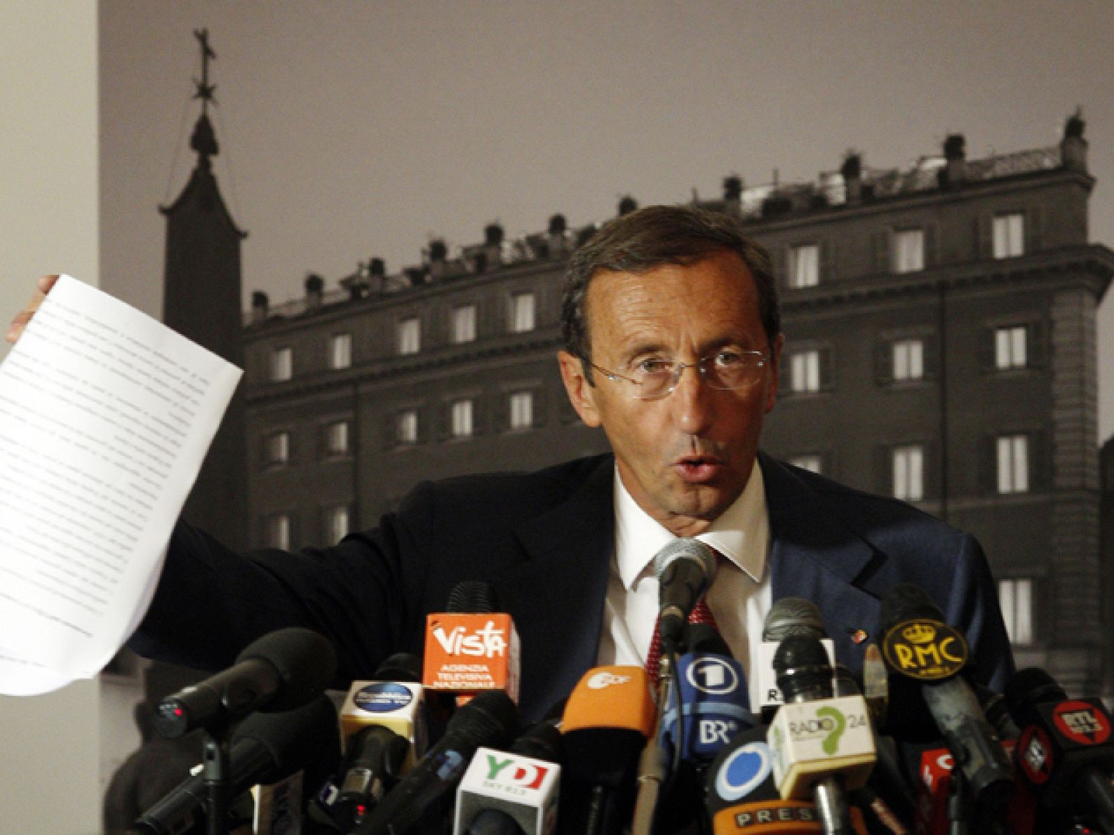 Rueda de prensa de Fini tras su expulsión del partido de Berlusconi