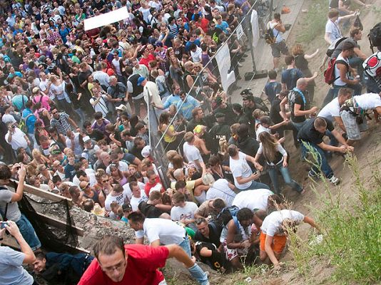  - Investigan la tragedia de Duisburgo