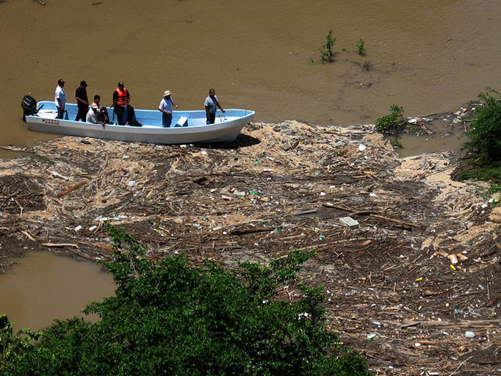 Los equipos de rescate han localizado otro cadáver de una mujer que podría ser el de uno de los tres jóvenes españoles desaparecidos en México.