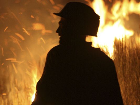  - Bomberos sofocan el fuego