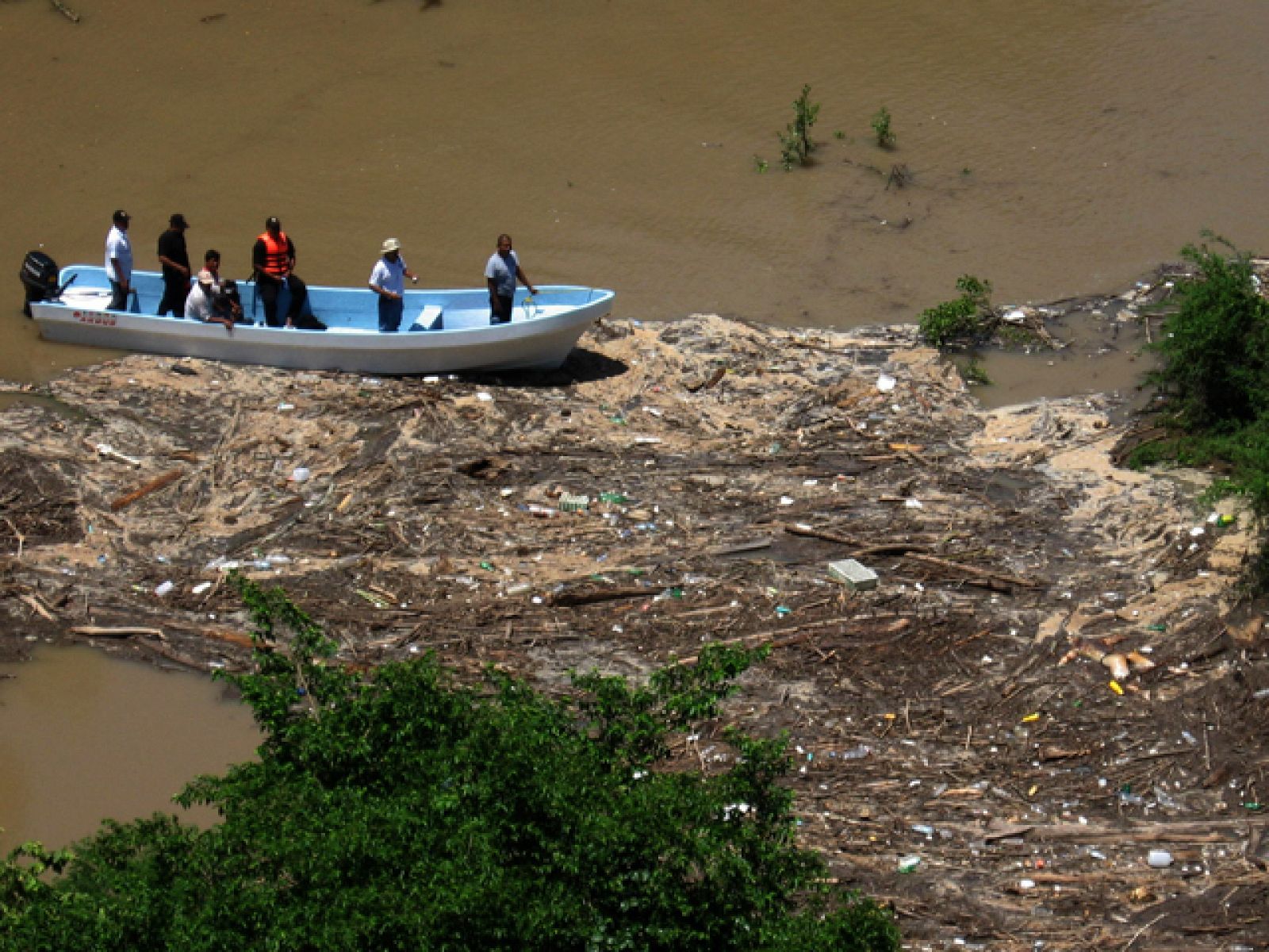 Regresan a España los supervivientes del accidente de México | Ver