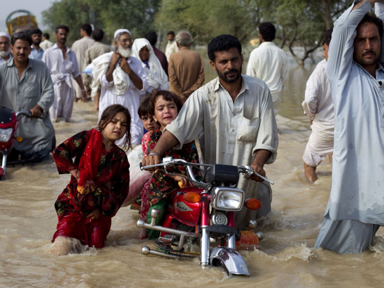 Las inundaciones en Pakistán ya han causado más de mil muertos, la mayoría en el noroeste del país | Ver