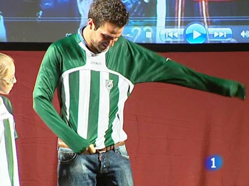 Cesc se pone la camiseta... del Arenys | Ver