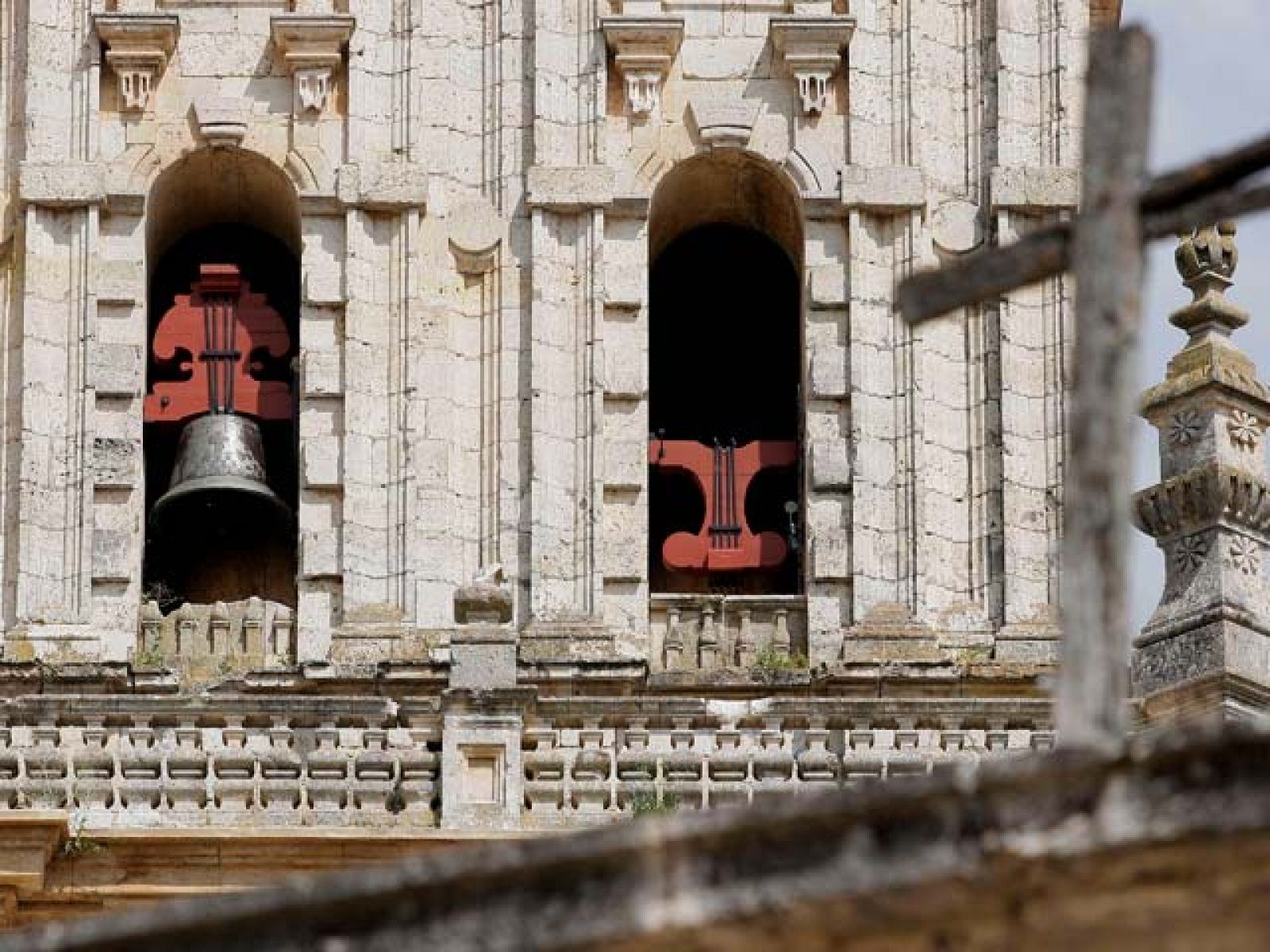 Una campana de la catedral de El Burgo de Osma, en Soria, se cae antes de una procesión | Ver