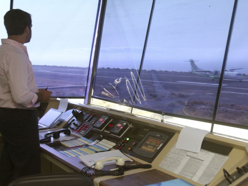 Los controladores mantienen el suspense y no convocan, de momento, la huelga