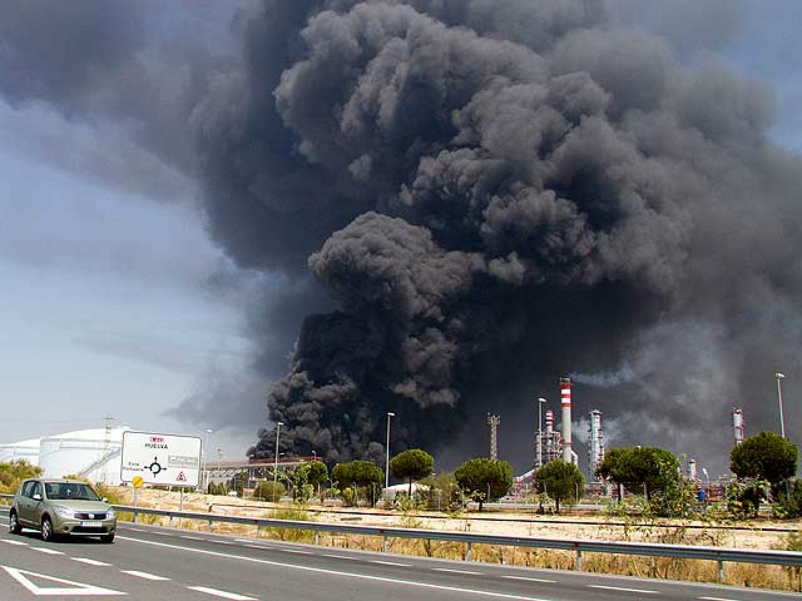 En Huelva, hay tres trabajadores heridos a causa del incendio que se ha declarado en una refinería | Ver