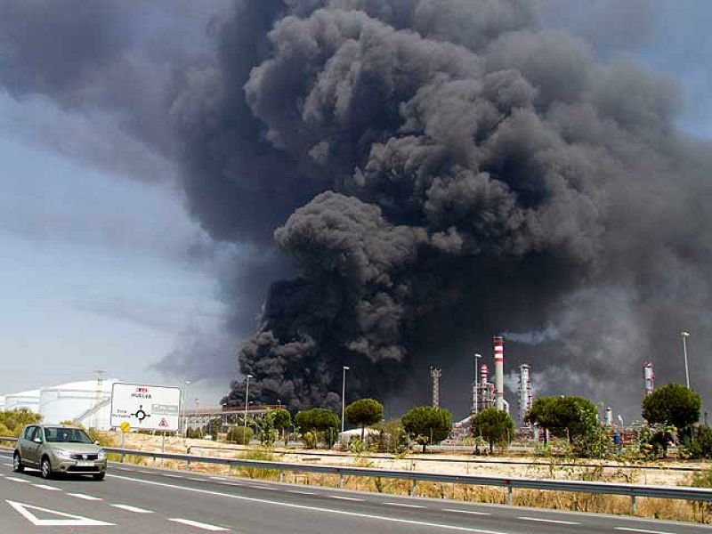 Dos muertos y dos heridos en el incendio de una refinería en Palos de la Frontera (Huelva)