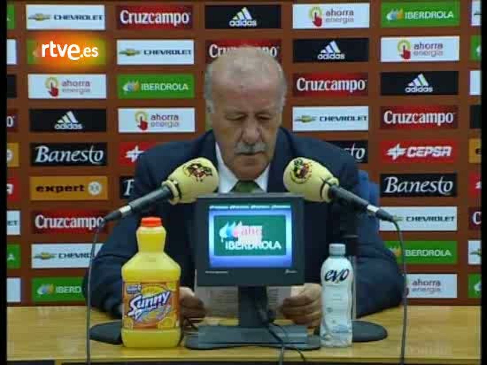 El seleccionador nacional de fútbol, Vicente Del Bosque, ha  anunciado la lista de 21 jugadores convocados para el partido  amistoso del próximo 11 de agosto ante la selección de México en el  estadio Azteca, en la que destaca la ausencia de Iniesta