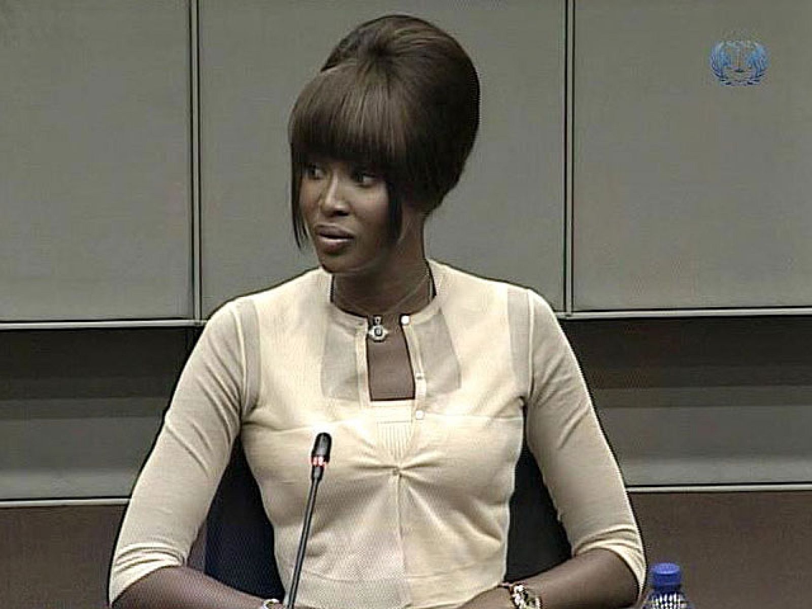 Naomi Campbell declara en La Haya: "Recibí dos o tres pequeñas y sucias piedras en una bolsa"