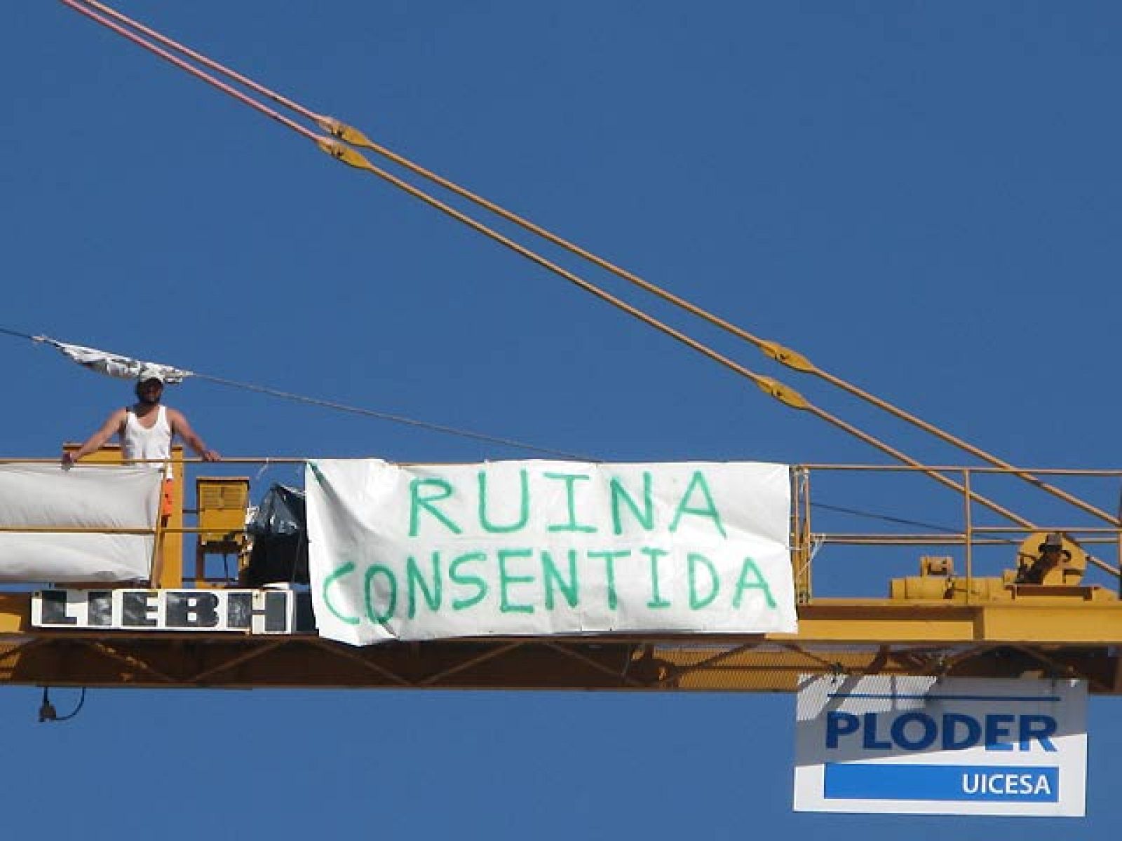 Cinco meses de protesta en una grúa: "He llegado a temer por mi vida los días de tormenta" | Ver