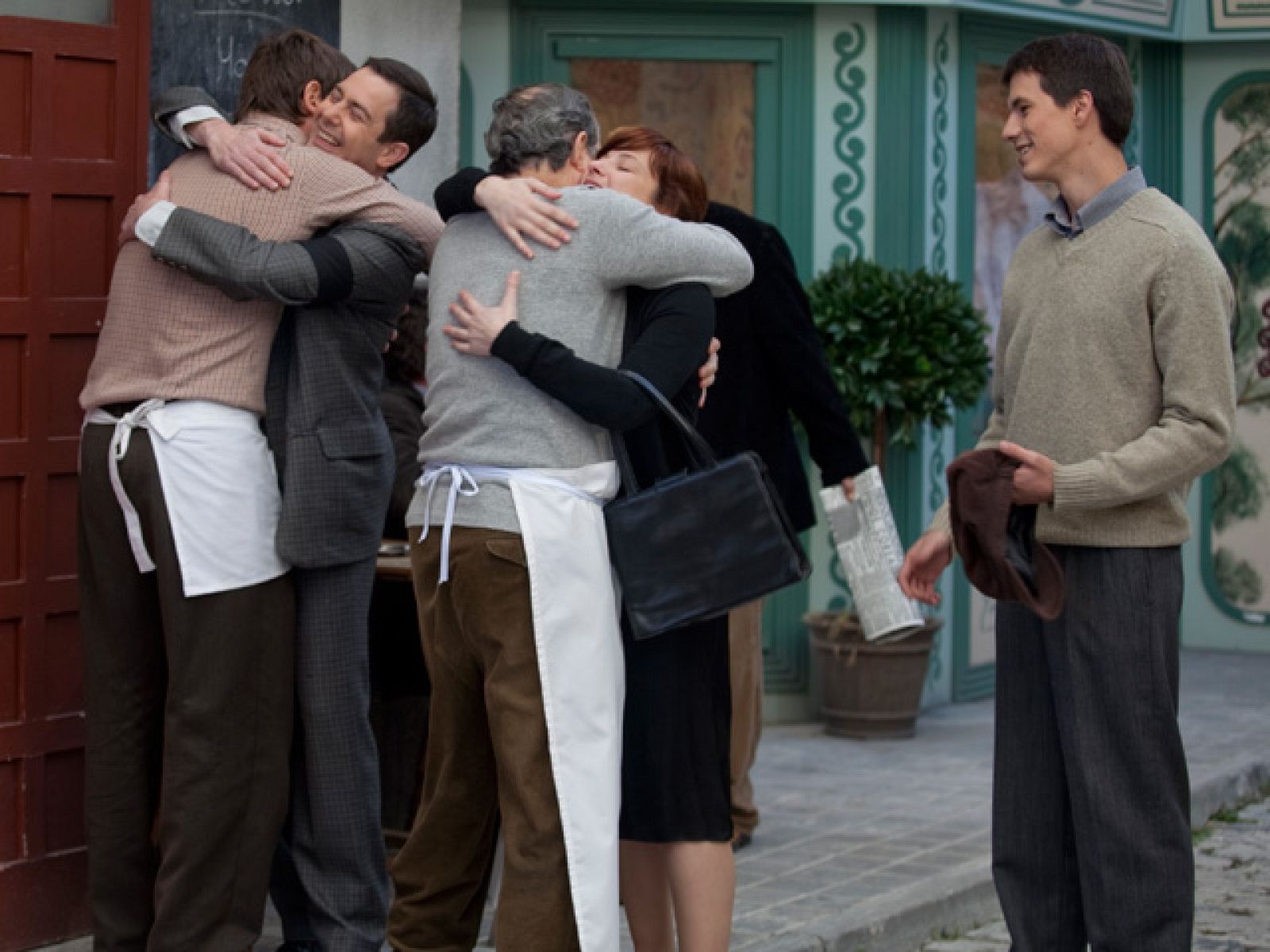 Amar - El barrio da la bienvenida a Juan y Sole