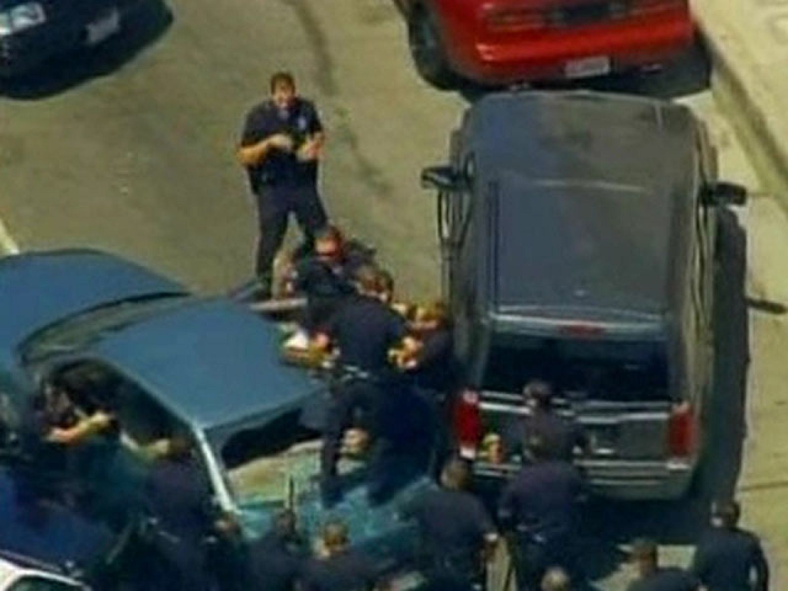 En Estados Unidos, una persecución a un sospechoso termina con una brutal carga policial.