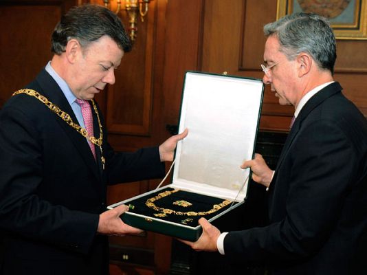  - Uribe deja presidencia de Colombia