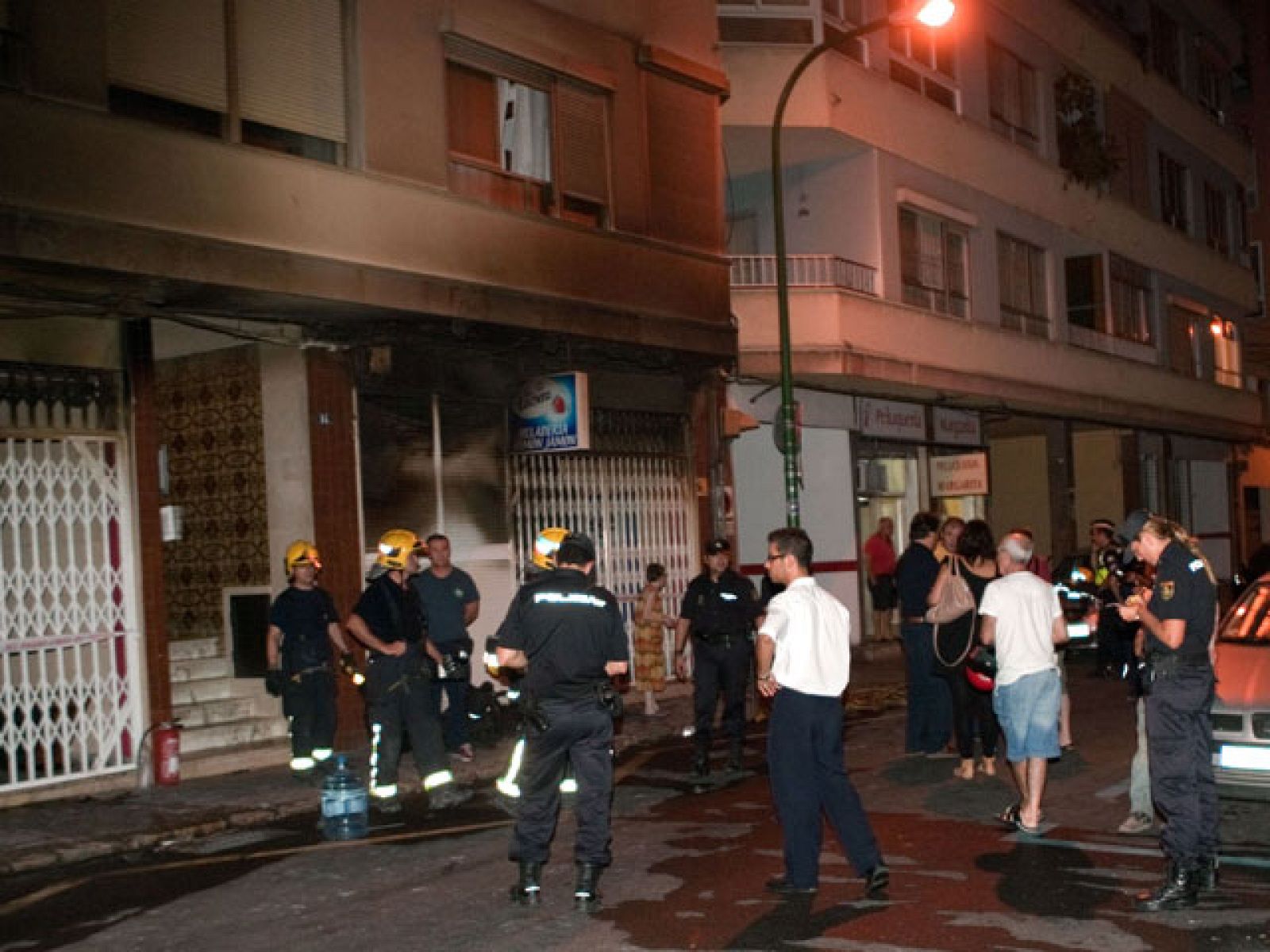 Un bombero muere al sofocar un incendio en Palma de Mallorca | Ver