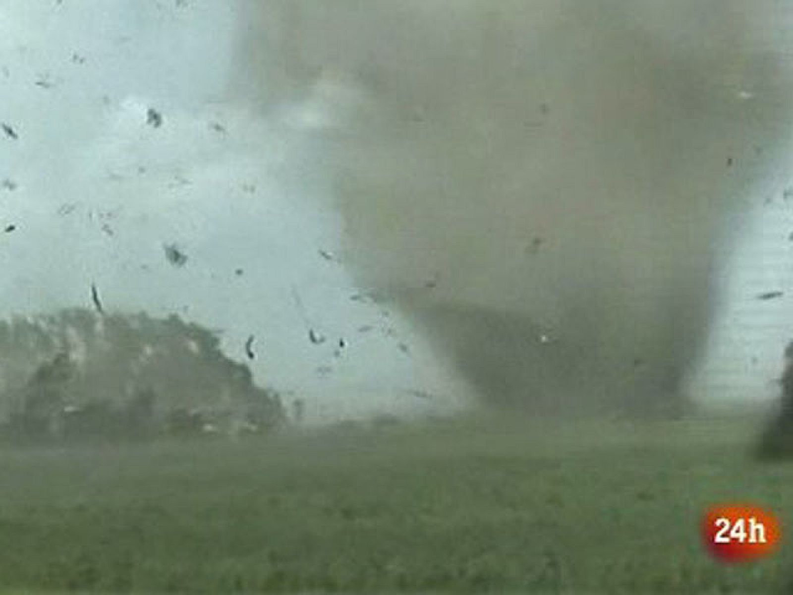 Un tornado destruye una granja a su paso por el estado de Minnesota, en Estados Unidos.