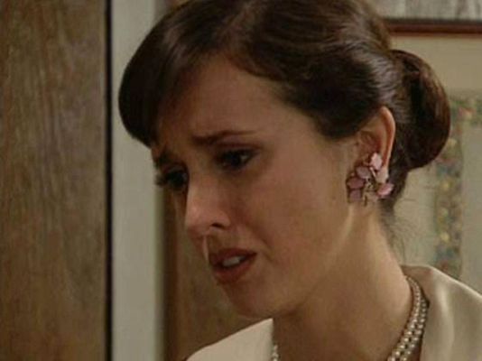 Amar en tiempos revueltos - Ana se queda sola