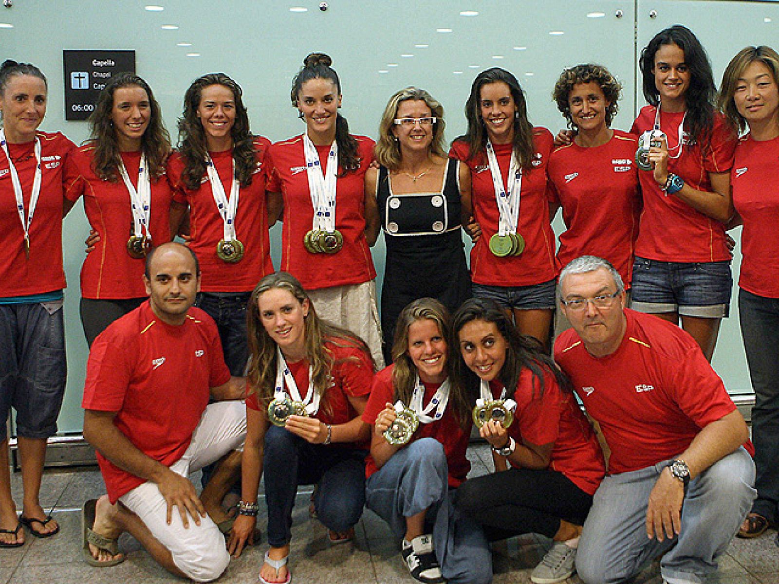 El equipo español de natación sincronizada ha vuelto a España cargado de medalllas y satisfechas con su actuación en el Europeo de Budapest.